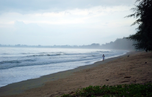 Bang Saphan beach at dawn